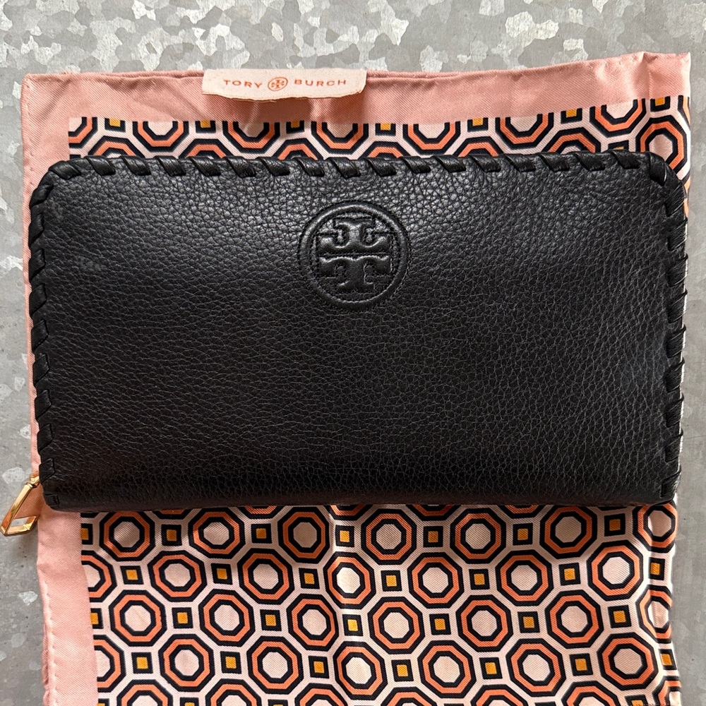 Tory Burch Black leather Wallet.